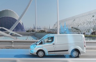 En ville, Ford souhaite forcer le passage en 100 % électrique de ses véhicules...