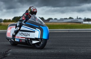 Pour atteindre les 330 km/h, cette moto électrique refroidit sa batterie avec du gaz...