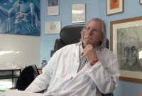 Anti-vaccin et extrême droite : la page Facebook « Didier Raoult Officiel » était...