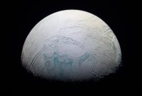 La lune Encelade n’est pas qu’une « boule de glace » homogène