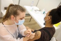3e dose vaccin covid : comment trouver un rendez-vous facilement sur ces sites et apps