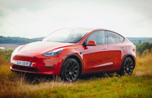 On a essayé le Tesla Model Y : c'est notre nouvelle voiture Tesla préférée