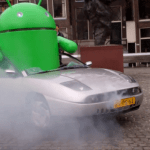Un bugdroid géant encastré dans une voiture à Amsterdam