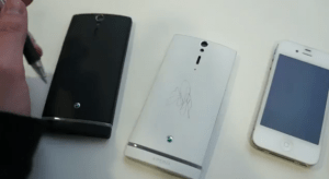 Test (réussi) vidéo du revêtement antisalissure du Sony Xperia S