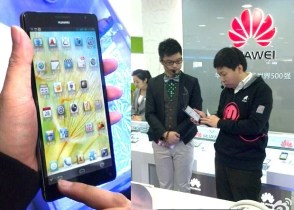 Un représentant de Huawei montre le Ascend Mate (smartphone 6,1 pouces) avant son annonce au CES