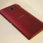 Le smartphone Xperia ZL de Sony se pare d’une robe rouge