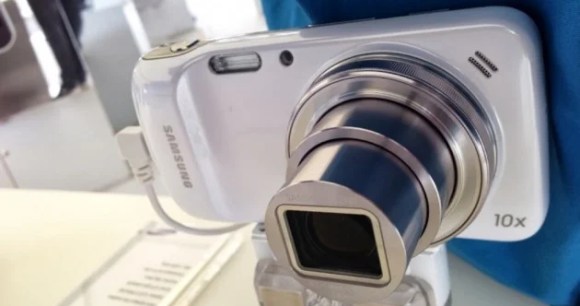 Prise en main du Samsung Galaxy S4 Zoom, un « vrai photophone »