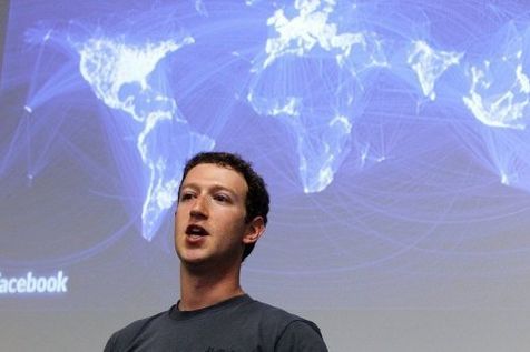 420996-le-patron-de-facebook-mark-zuckerberg-au-siege-de-sa-societe-a-palo-alto-le-6-juillet-2011