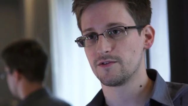 Edward_Snowden_mirror