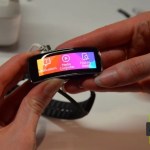 Prise en main de la Samsung Gear Fit, croisement entre une montre intelligente et un suivi d’activité