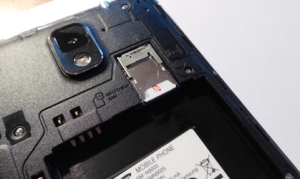 Comment insérer la carte SIM (nanoSIM et microSIM) et microSD ?