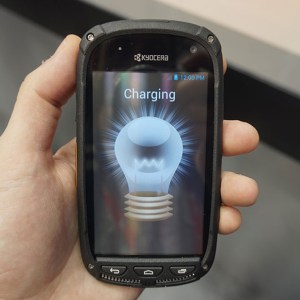 Aperçu du Kyocera Solar Phone, le smartphone à écran photovoltaïque