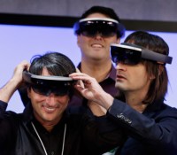 Joe Belfiore, Vice-Président de Microsoft, testant le casque HoloLens