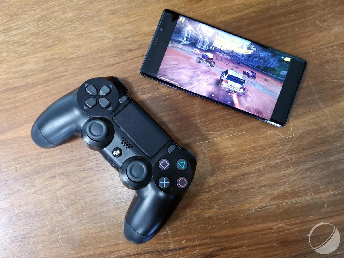 Une manette de PlayStation 4 utilisée avec un smartphone Android