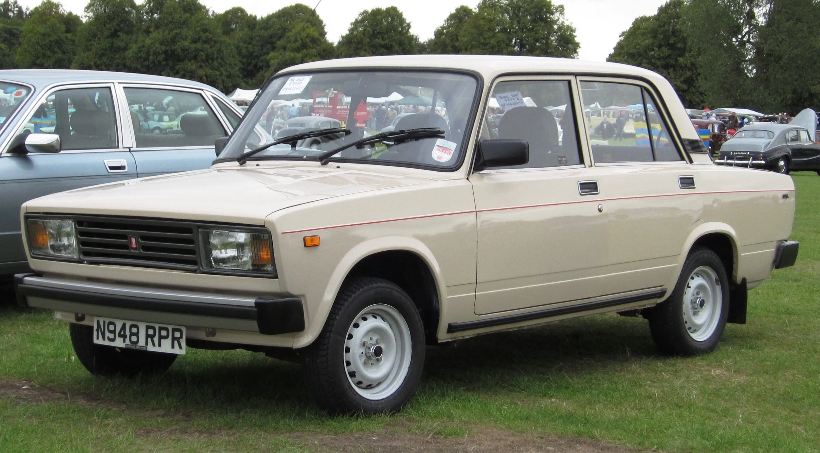 Lada_2107_aka_Lada_Riva_October_1995_1452cc