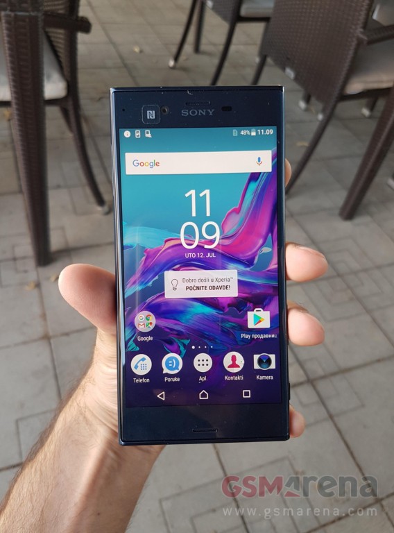 sony xperia F8331 1