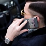 Comment vendre des smartphones Android à plus de 8 400 euros ?