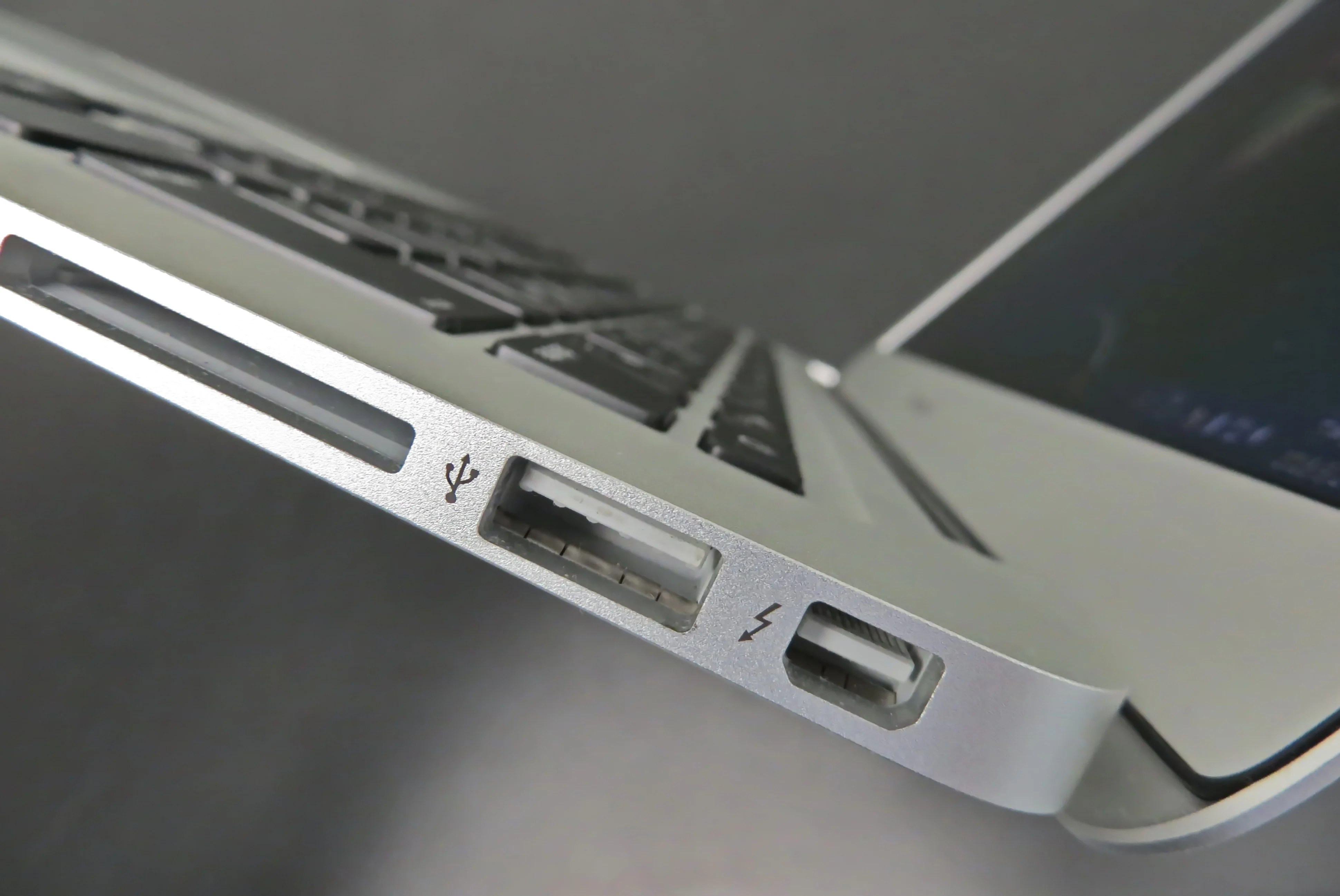 macbook_air_13-inch_sd_card_slot_usb_3-0_port_thunderbolt_port