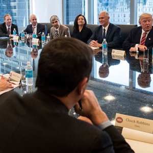 L’image du jour : Donald Trump rencontre les géants de la Silicon Valley autour d’une table