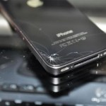 Apple iPhone 8 : deux panneaux de verre maintenus ensemble par un châssis en acier inoxydable