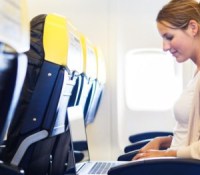 Interdiction des ordinateurs portables et tablettes en cabine : une mesure critiquée