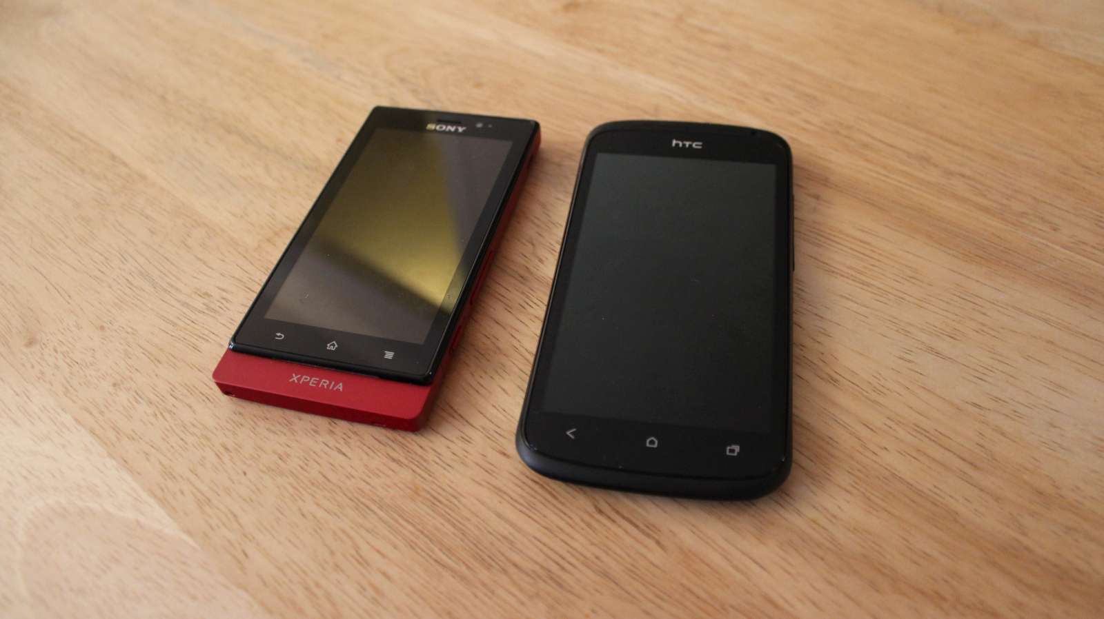 Sony-Xperia-Sola-vs-HTC-One-S