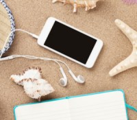 Un smartphone à la plage