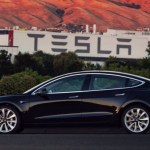 Elon Musk frime avec la première Tesla Model 3 flambant neuve