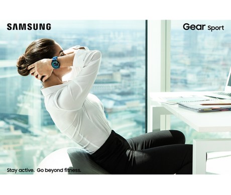 gear-sport_lifestyle_yogaball_blue_2p_rgb