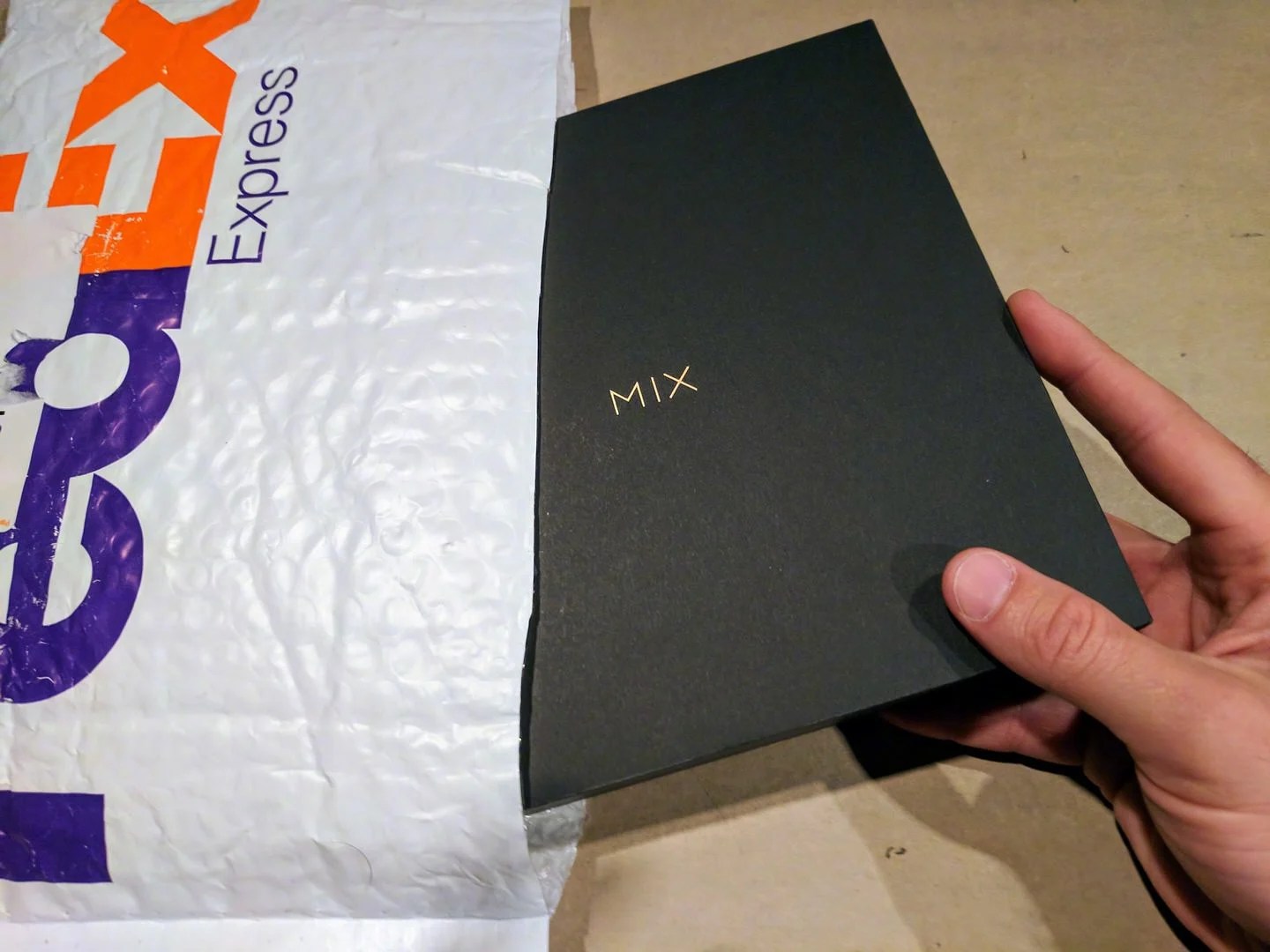 hugo-barra-xiaomi-mi-mix-2-photo-packaging-1