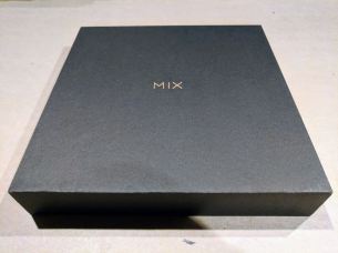 hugo-barra-xiaomi-mi-mix-2-photo-packaging-2