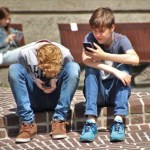 Smartphones interdits au collège : le ministère va bientôt présenter ses mesures