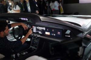 Samsung et Harman imaginent un cockpit de voitures avec des écrans, des écrans partout (et de la 5G) !
