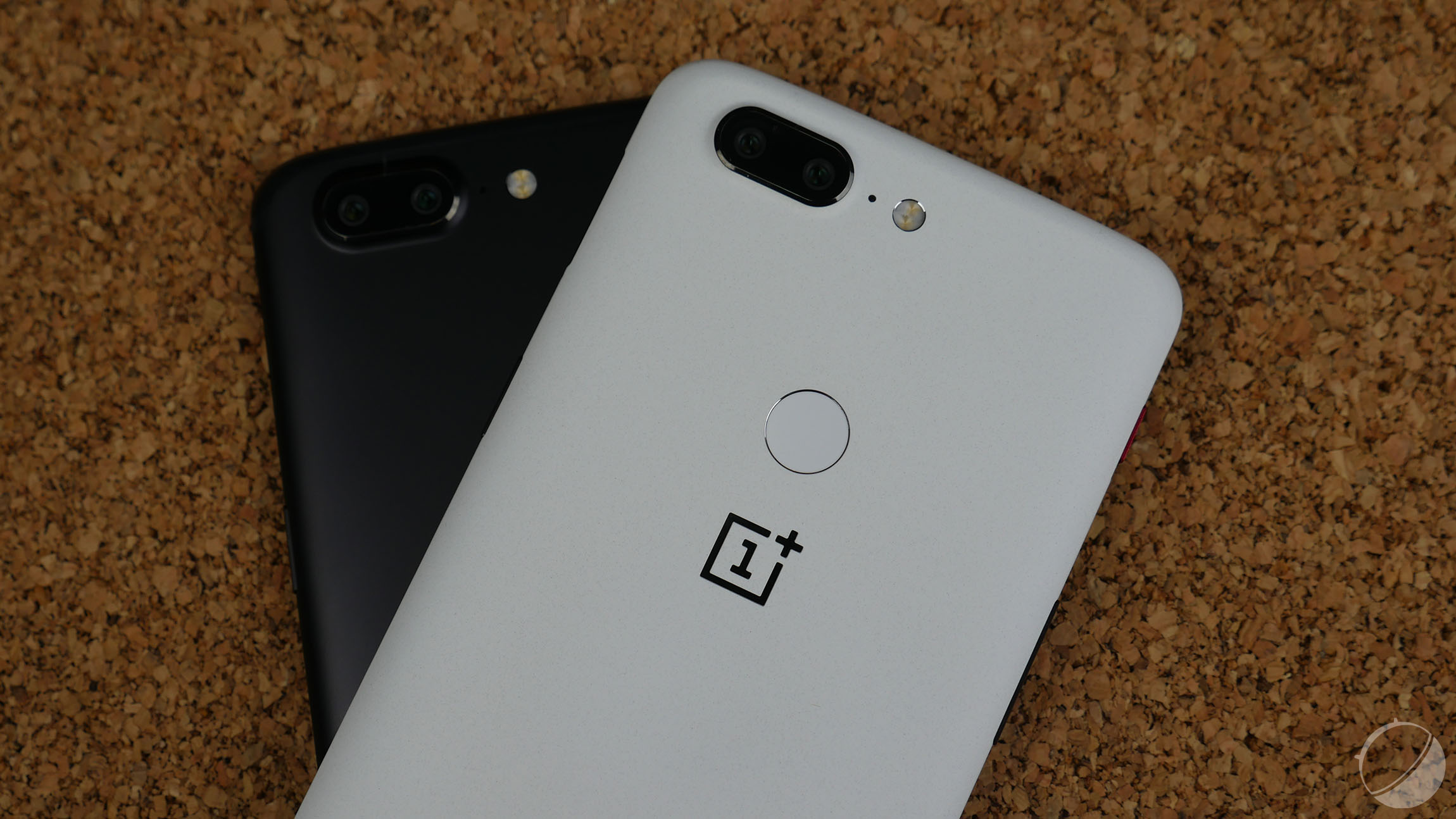 oneplus-5t-sandstone-white-1