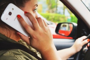 Téléphone au volant : la rétention du permis pourra être appliquée