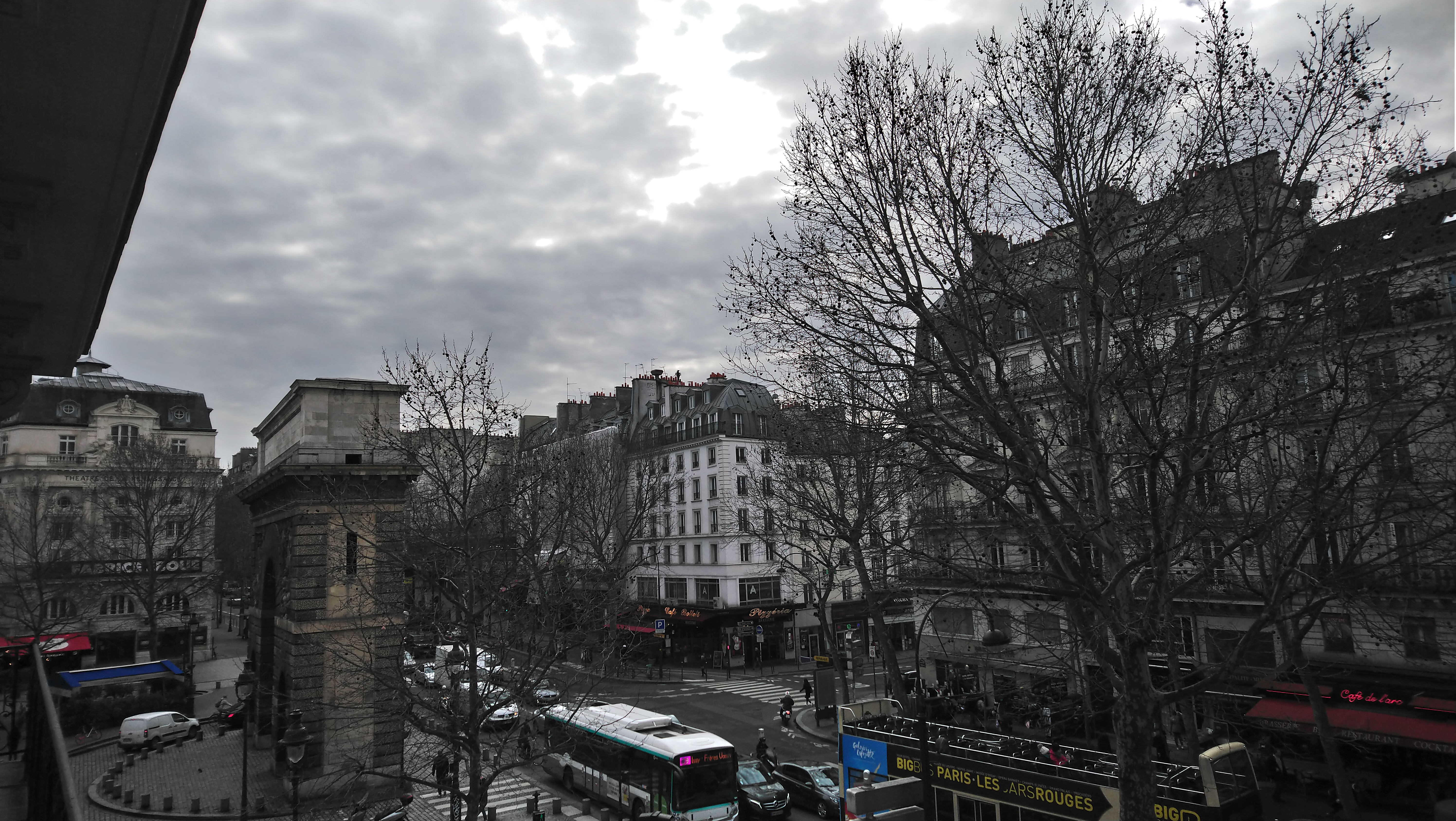 Ici on peut voir un ciel brûlé à certains endroits ainsi qu'une exposition à côté de la plaque.