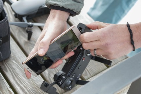 Unboxing Mavic Air sur les rives du lac d'Annecy avec Hervé pellarin © Jean-Marc Favre-WOOlooMOOloo