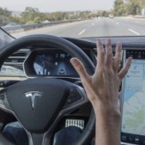 Tesla : un conducteur jugé après avoir laissé la place de conducteur vide