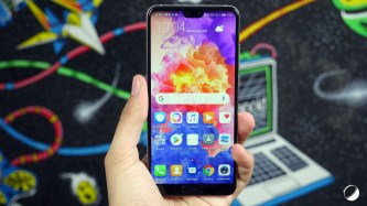 Huawei P20 debout