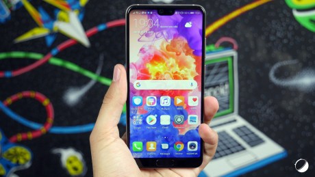 Huawei P20 debout