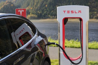 Superchargeur : Tesla a la solution pour éviter les bouchons et les files d’attente