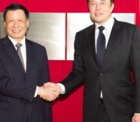 Elon Musk et Ying Yong, maire de Shanghai. Source : Electrek