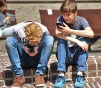 Des enfants utilisant un téléphone portable // Source : natureaddict sur Pixabay Des enfants utilisant un téléphone portable // Source : natureaddict sur Pixabay