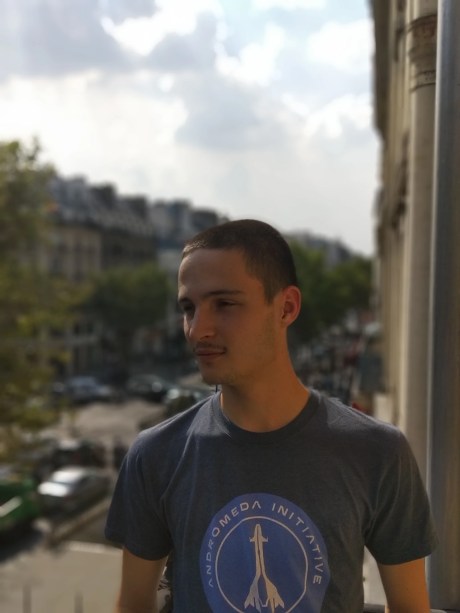 "Regarde vers le côté, ça va faire plus stylé"