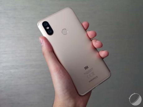 xiaomi-mi-a2-prise-main-02