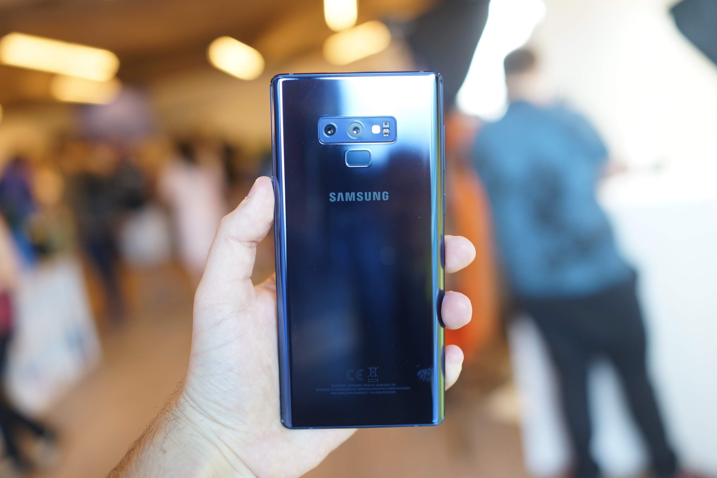 Samsung Galaxy Note 9 dos en main