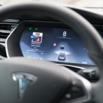 Tesla : l’Autopilot leur permet de s’arrêter au feu rouge et à un panneau stop