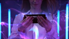 Xperia XZ3_Backhoriz_Lifestyle_Immersive viewing experience