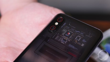 Le dos transparent du Mi 8 Pro.