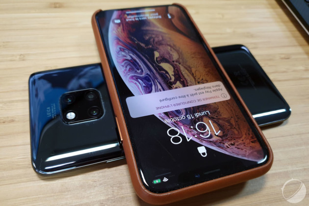 Un Huawei Mate 20 Pro recharge un iPhone